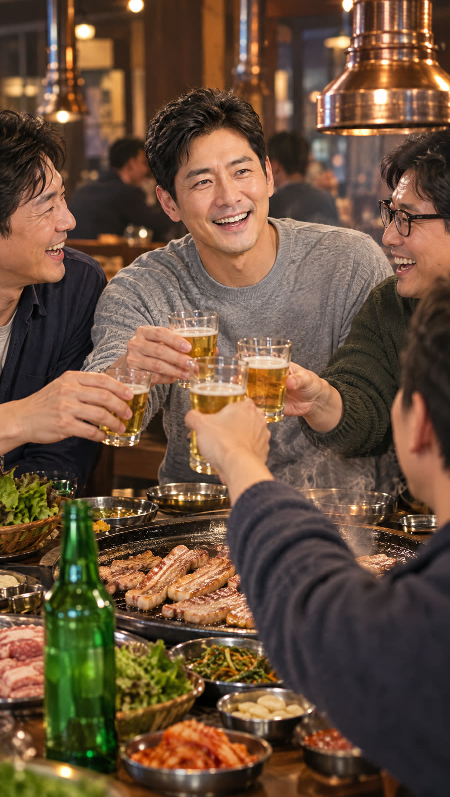 같은 시간, 친구들과 고기를 먹는 사장님